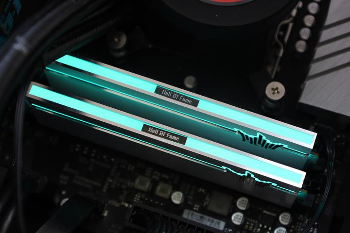 纯白外观轻松释放性能影驰hofproddr57200mhz灯条小试