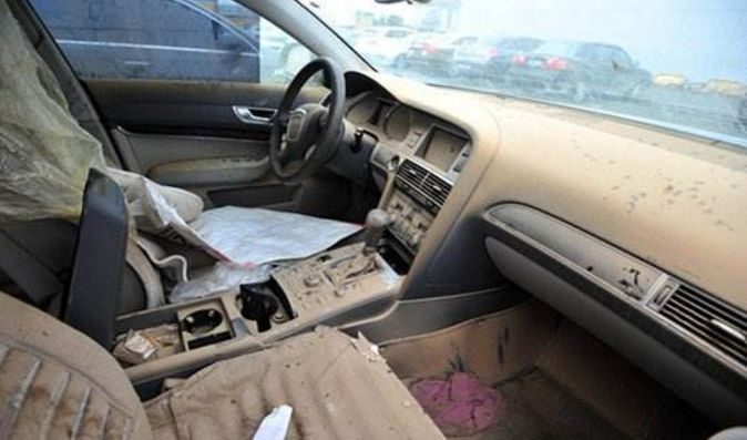 经过清洗后的泡水车,内饰表面看着依然光鲜亮丽,但是细细观察还是可以