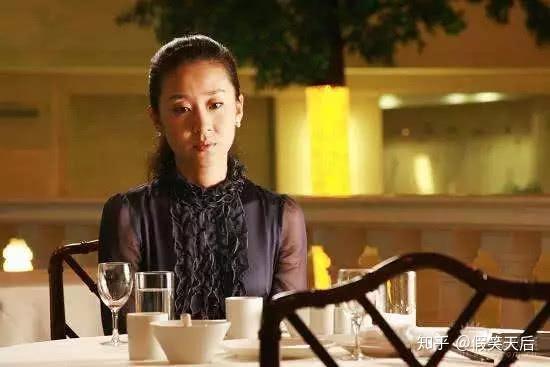 《婚内外》中的程雪逸表面风光无限,实际是个悲剧人物.