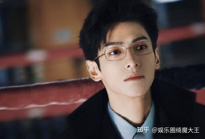 羅雲熙的身高只有177cm,在內娛男演員中並不算高的,再加上骨架小,所以