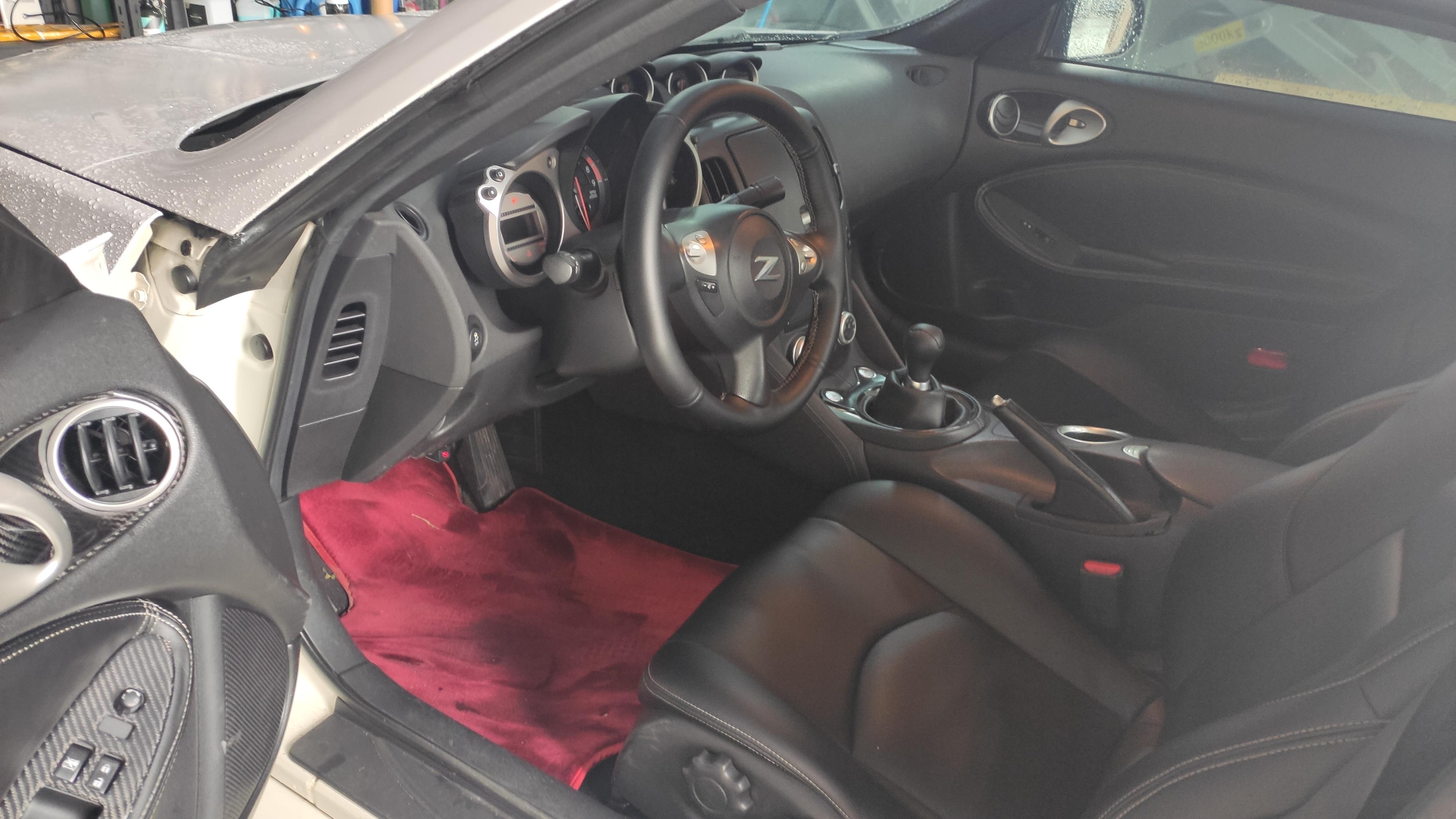 接下来进行内饰检测,这台日产370z跑车的内饰一看就符合日系一向的"