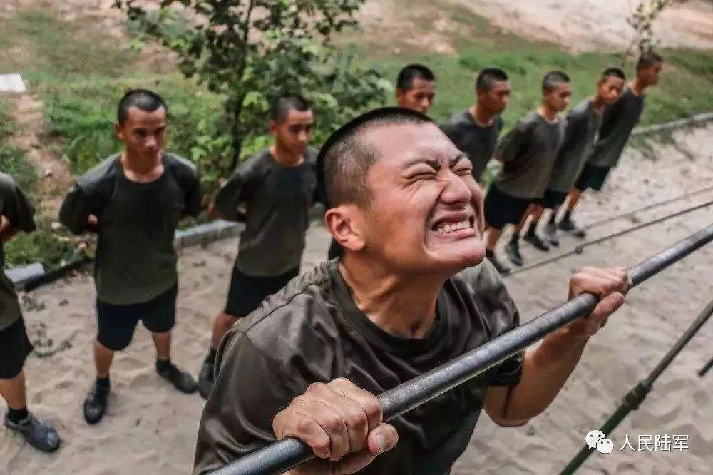 9没有你咬牙坚持的样子哪有我的幸福日子烈日曝晒绝壁攀岩稍有不慎