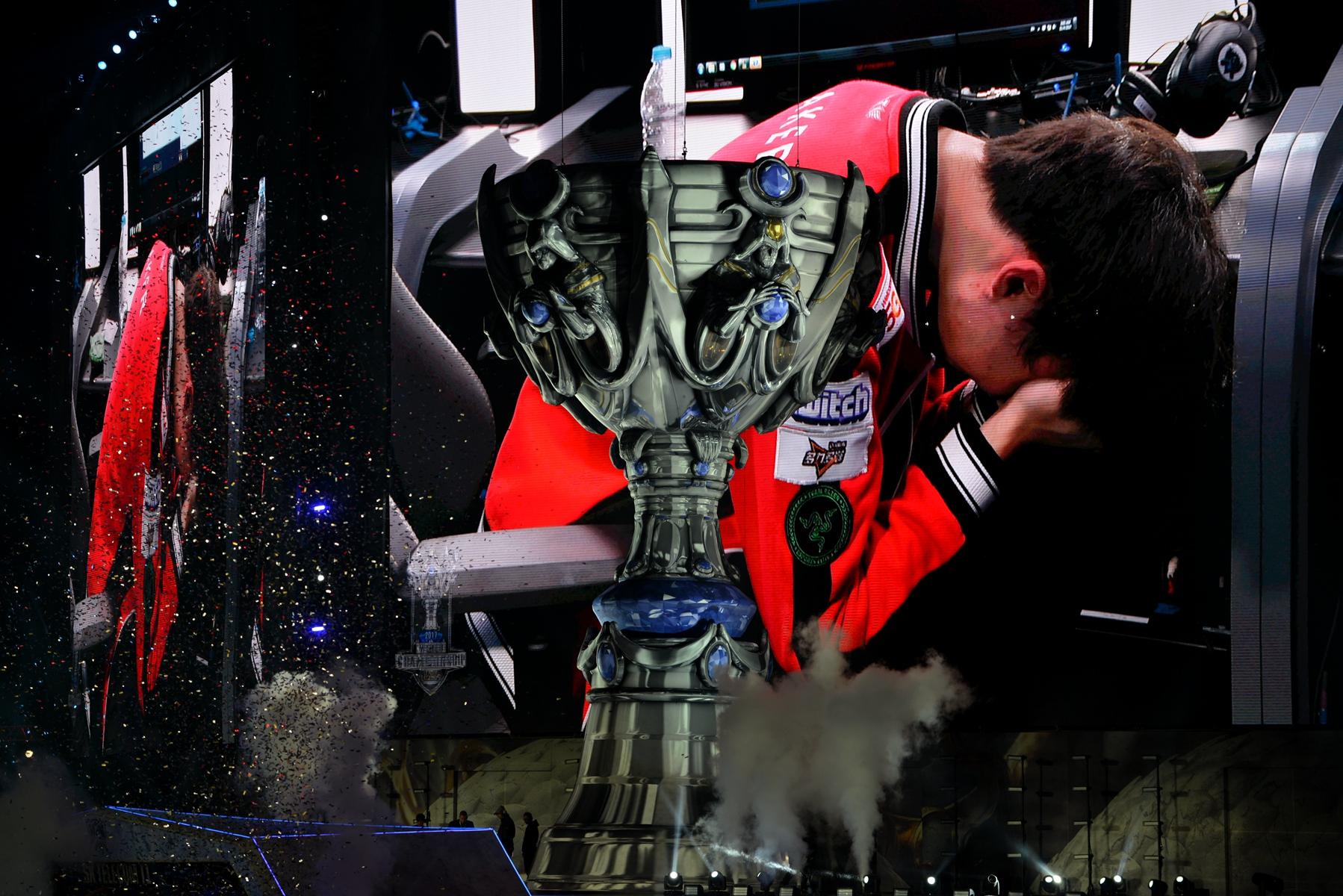 如何看待s7faker哭了,全场呼喊faker?