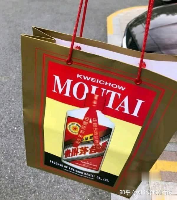 大家都知道,两瓶茅台电商平台才配一个袋子,正常情况下一次两瓶的情况