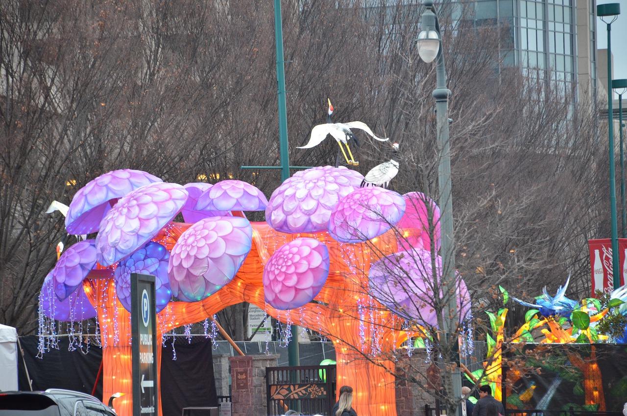 红灯笼高挂，喜气洋洋