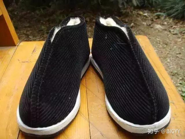 暖脚炉黄铜打造,使用时里面放木炭,老棉鞋湿了一般都用这个烤干,小