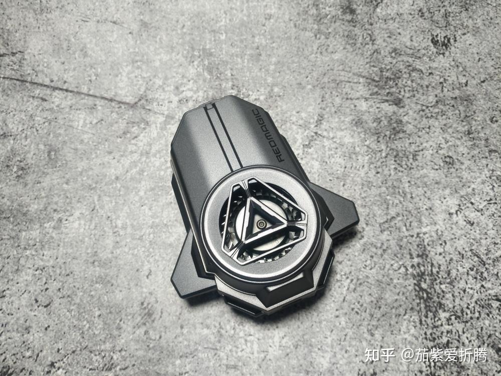 手机玩游戏不烫手红魔涡轮散热背夹体验