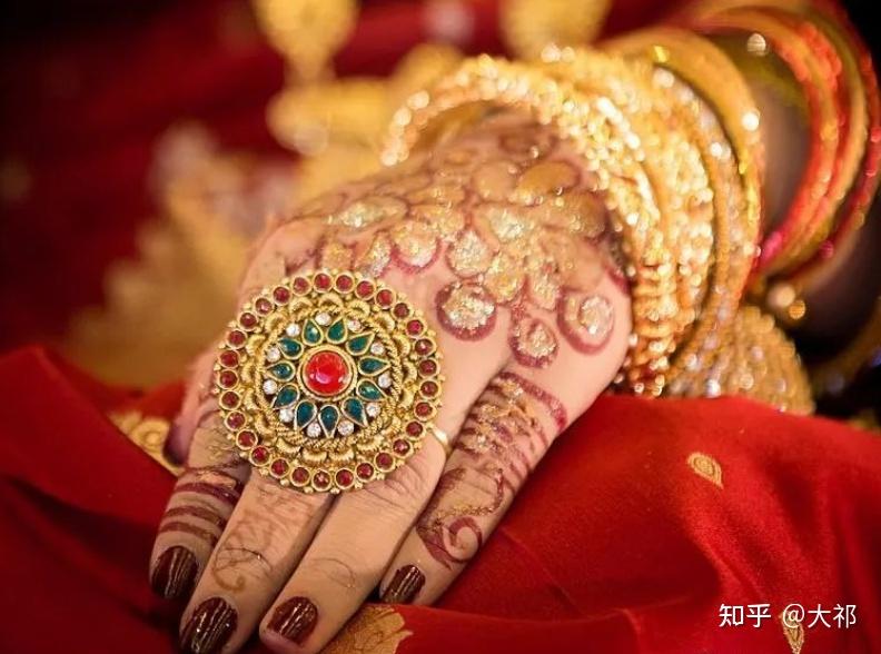 不光是中国人喜欢美甲,古埃及和古印度人也喜欢美甲,他们用海娜给指甲