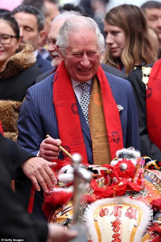 查尔斯王子在伦敦唐人街与华人共庆新年刷屏了中文拜年还秀毛笔字这