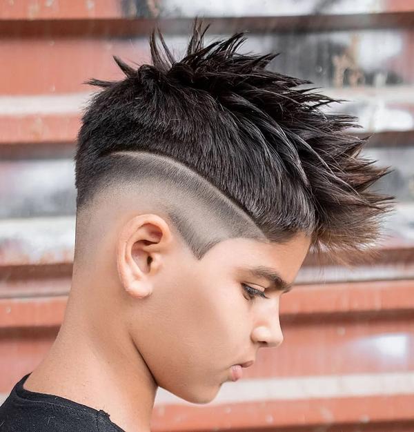 雕刻发型可以说是这两年非常火的一款儿童发型,一看就不一样,能很好的