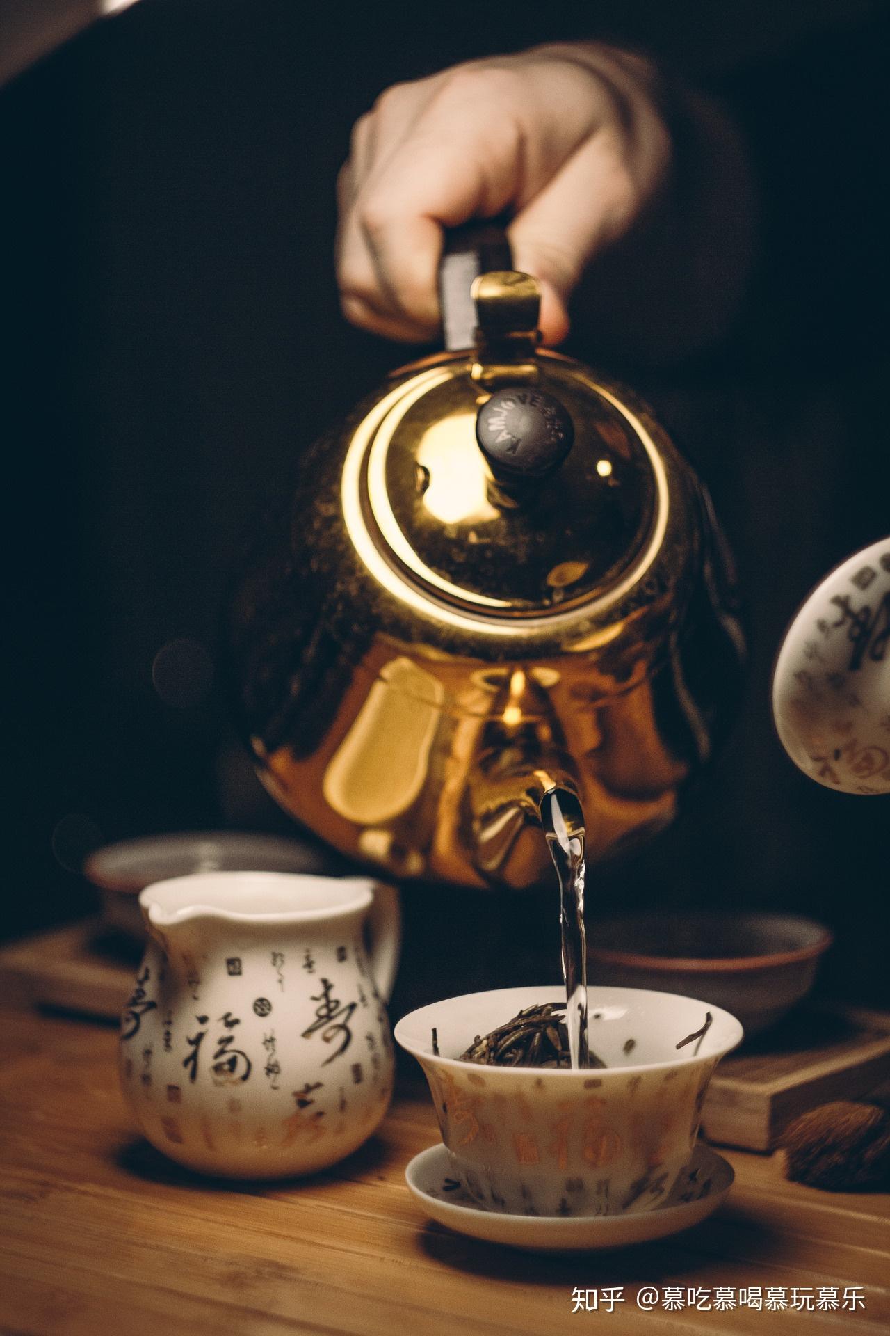 有关清茶的文案和句子:绿蚁焙新酒,桂花煮清茶,诗酒趁年华