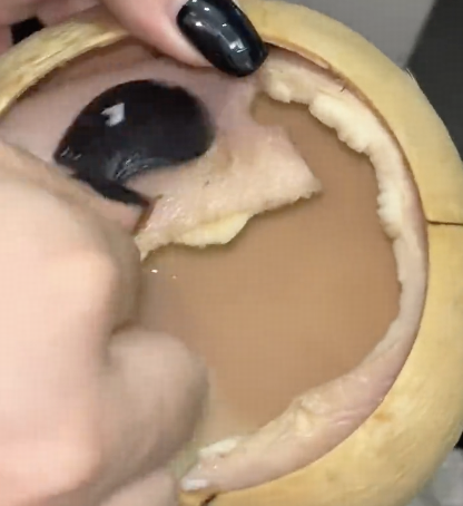 瑞幸新品喝一半发现椰肉「变紫」，仅获退款和优惠券，瑞幸回应「淡粉色」属于正常的自然现象，如何看待此事？