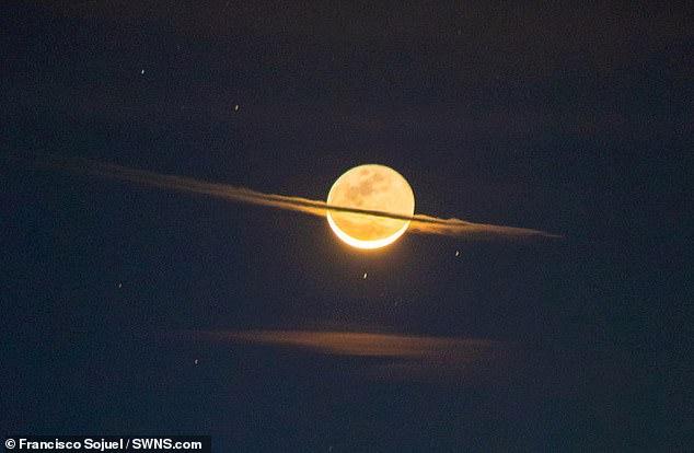 世界上仅此一张的照片,把月亮拍成土星,连环都那么逼真