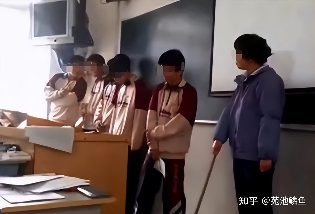 女老师暴力惩罚学生,教育方式正在撕裂,引发网友热议