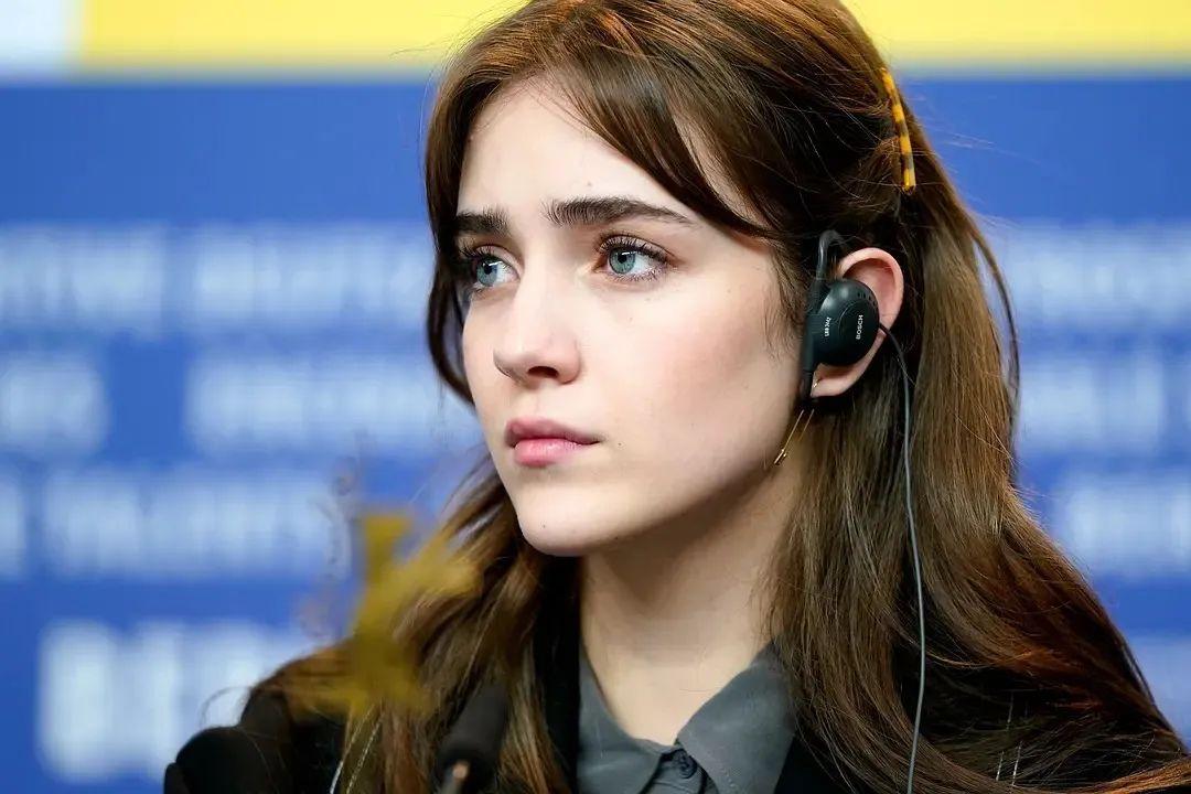 这位年仅二十岁的小姐姐,拥有着一双阿佳妮一样的蓝色瞳孔,可以说是长