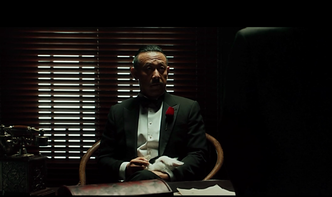 四十年后,姜文把这一幕复制在自己的新作《一步之遥》中.