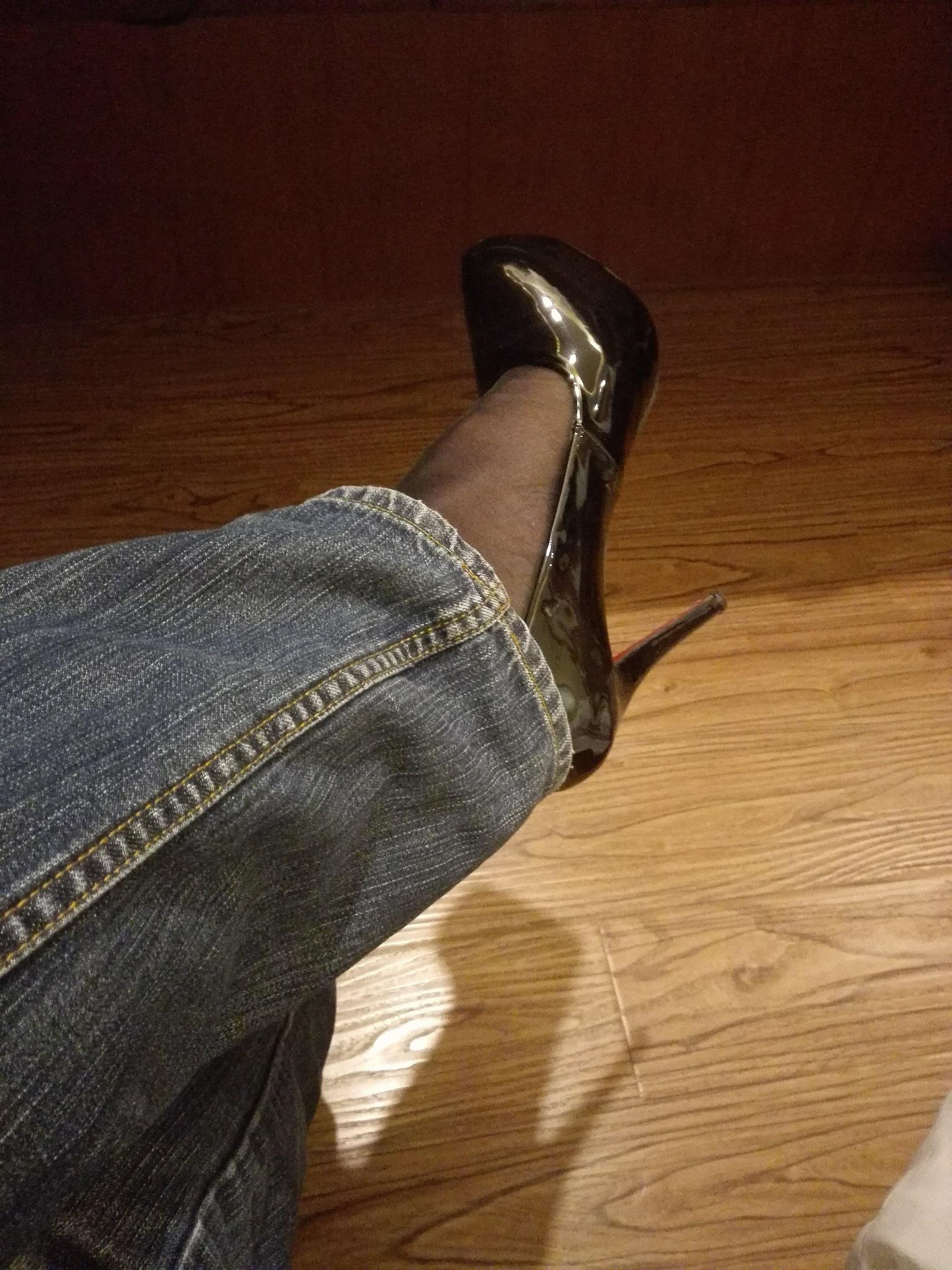 男生喜欢穿女式高跟鞋而且是颜色鲜亮的细的超高跟请问是什么心理需不
