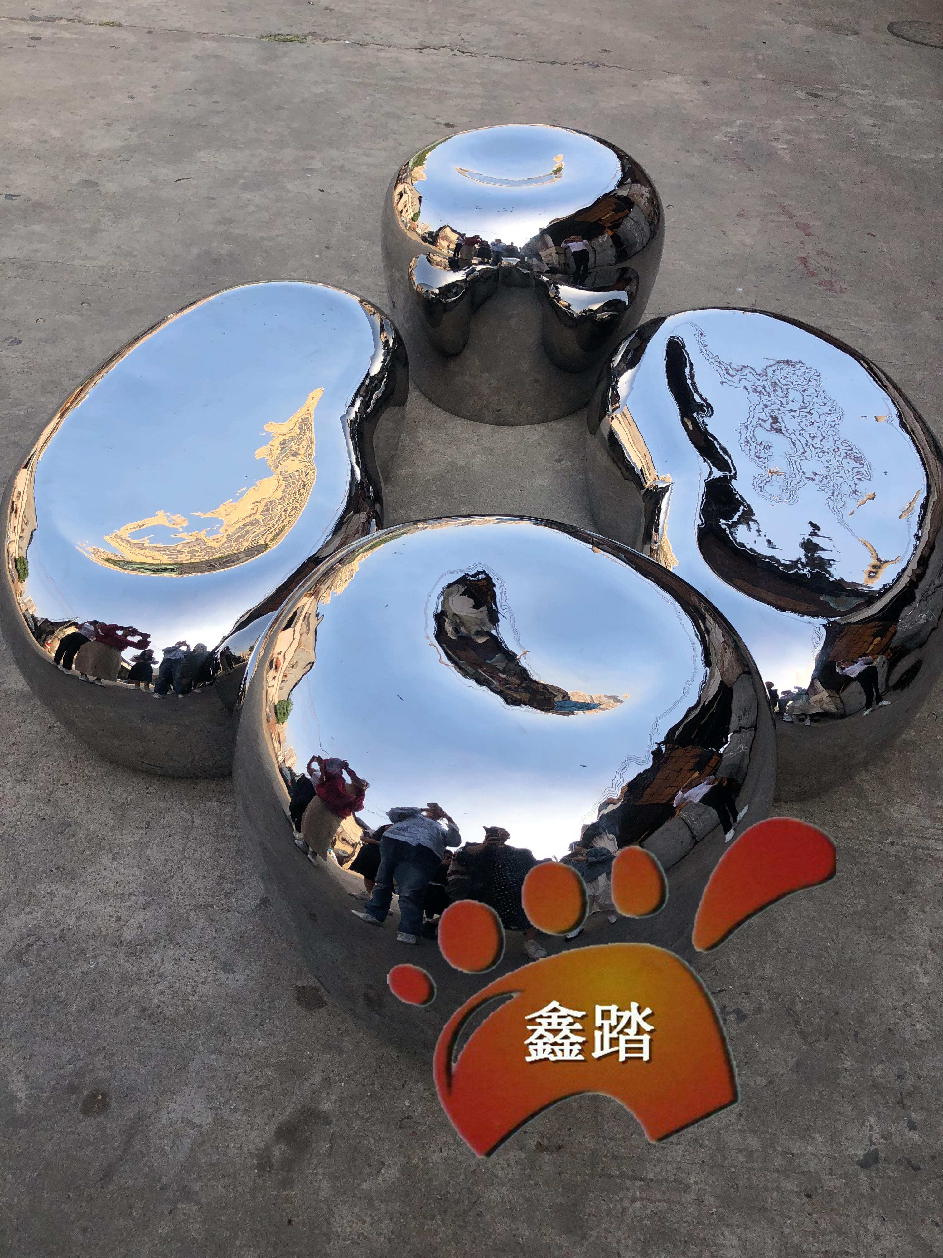 一颗颗闪闪发亮不锈钢鹅卵石雕塑可以说室外不锈钢雕塑小品包含标志性