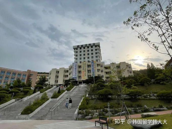 庆南大学成立于1946年,位于韩国疗养胜地庆尚南道马山市.