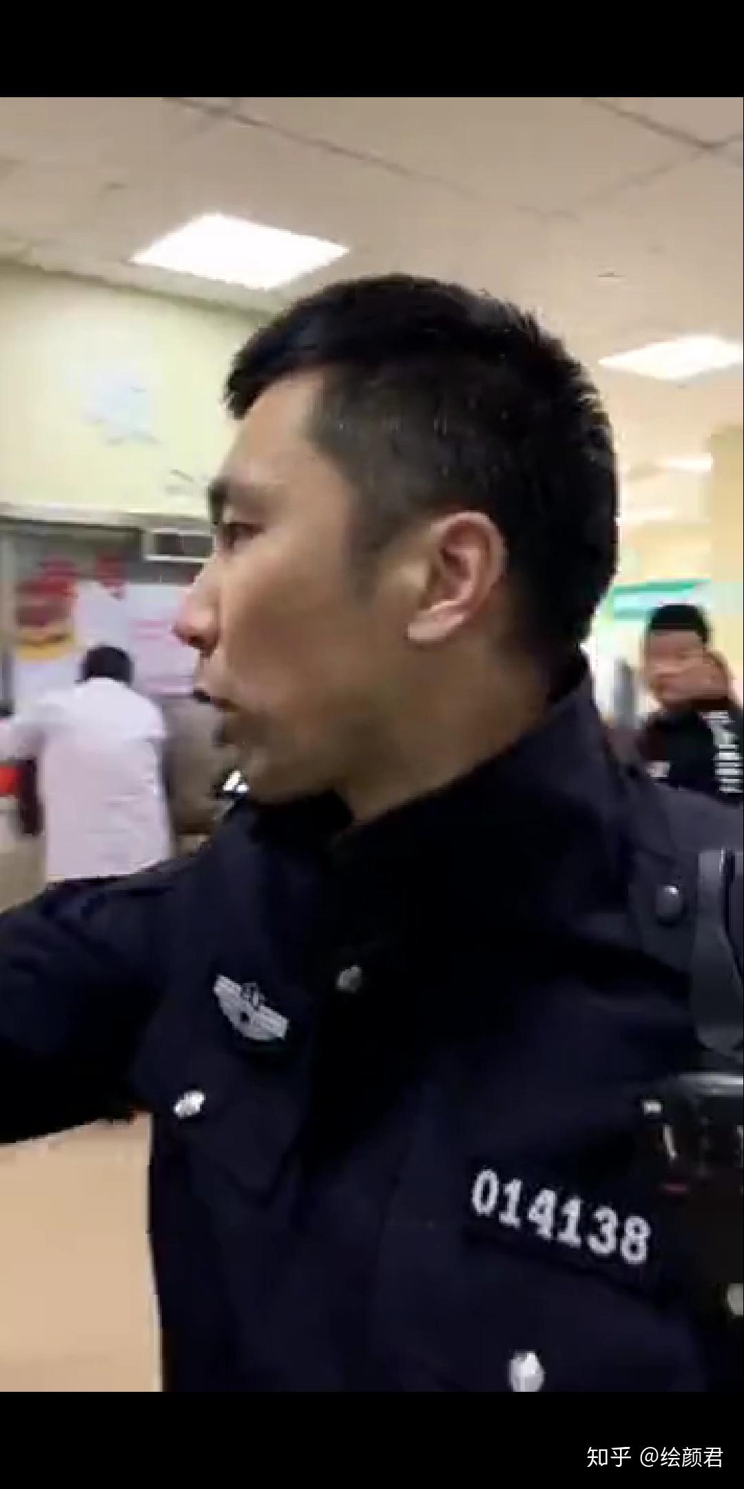 仁济医院胸科主任拒绝插队被带走,医生的地位