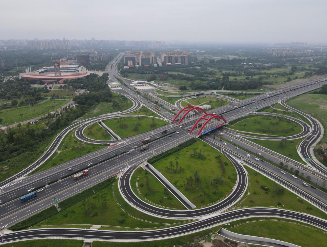 有限公司通过制定精细的临时交通组织,采用集散车道与主道转换等措施