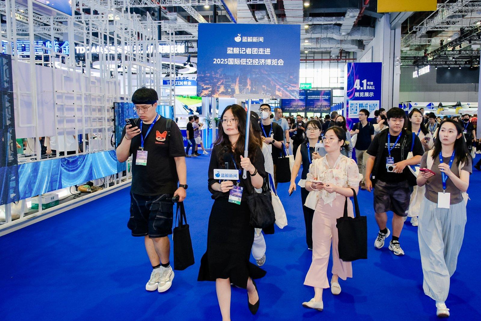 近300家全球头部企业齐聚,蓝鲸全国记者团探营2025低空经济国际博览会 - 知乎