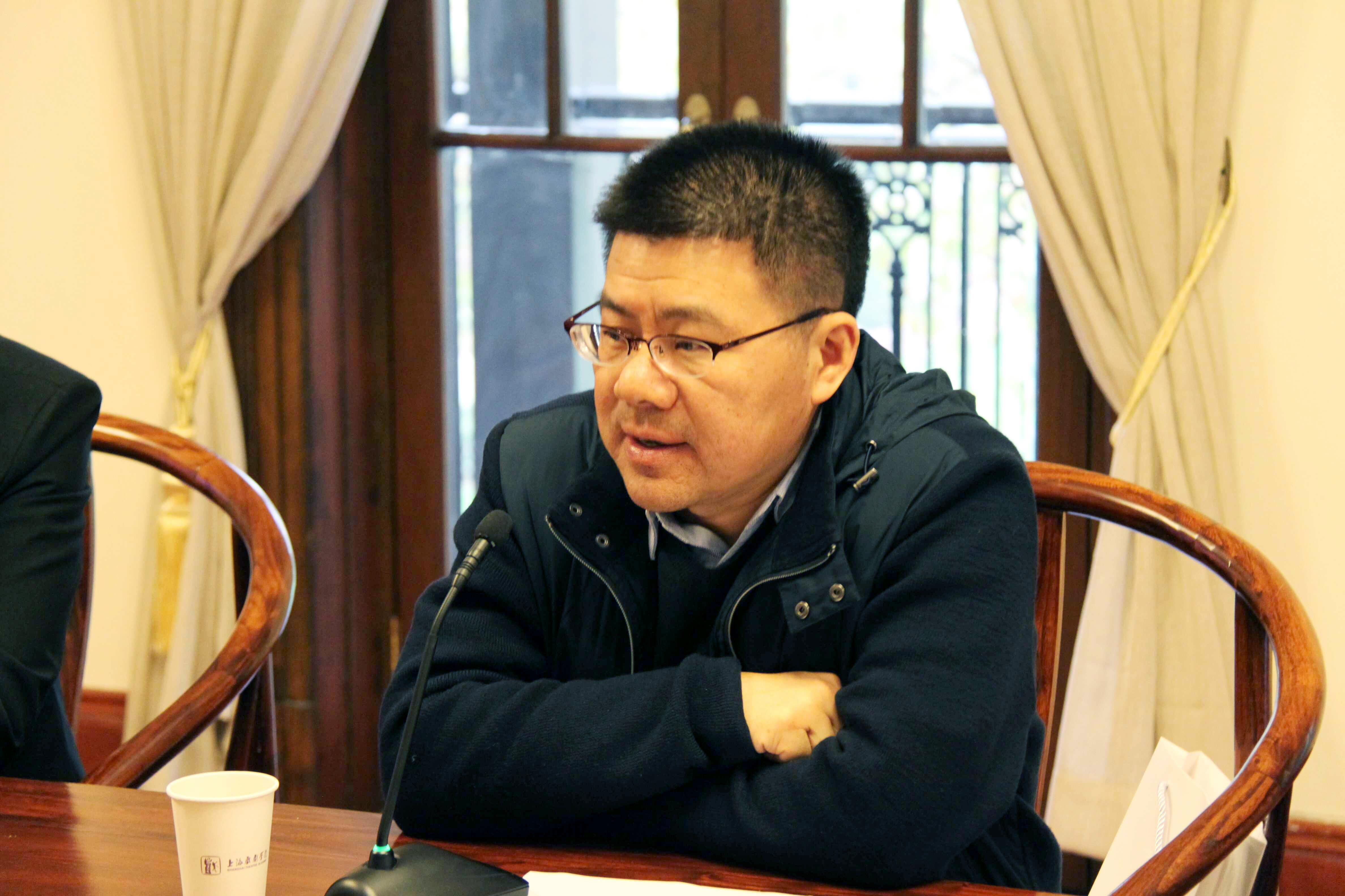 上海戏剧学院黄昌勇院长在会议中向多伦多电影学院副院长walter lee