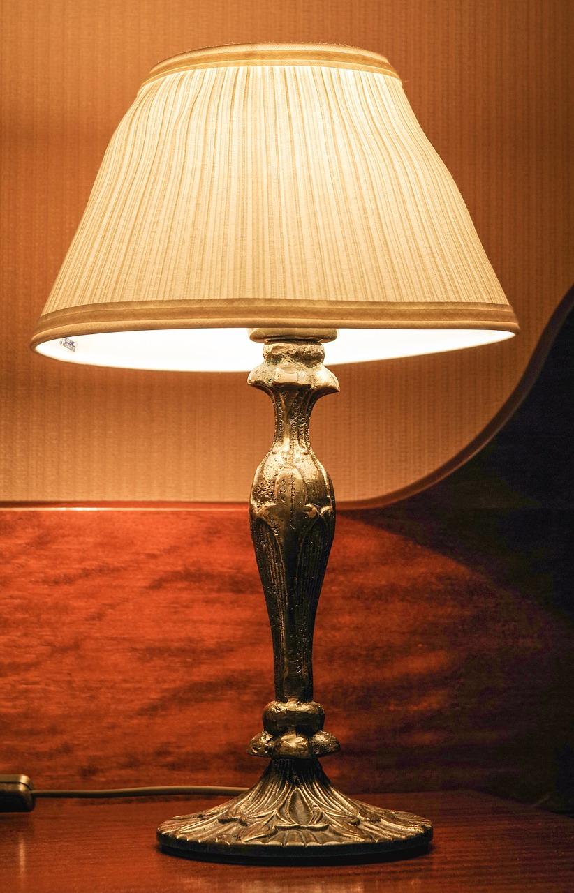 3. 拔出灯罩固定环