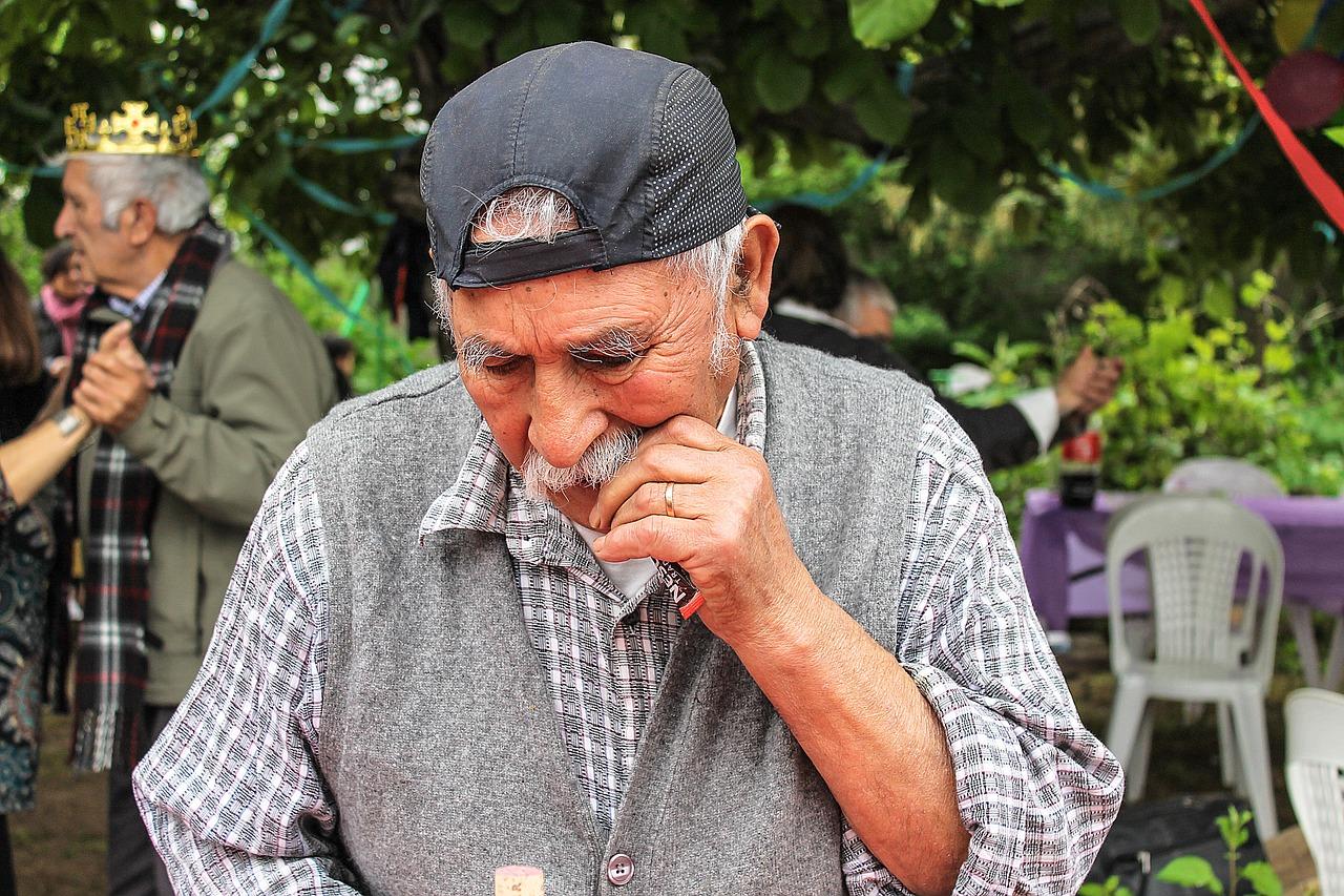 老年人适合戴什么