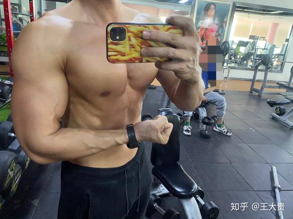 健身的男人的臂围多少算标准 过得去 男性手臂围度标准 派欧网