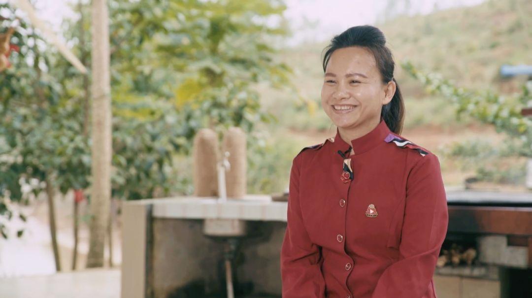 责任5月,《焦点访谈》栏目组到灵山拍摄九妹的视频,采访间隙,一行人走