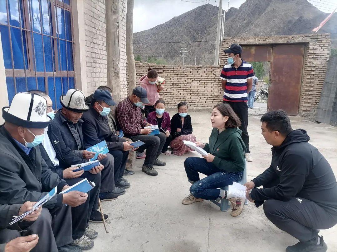 乌恰县人民检察院驻铁列克村访惠聚工作队开展防范电信诈骗宣传活动