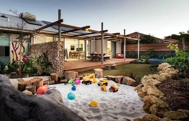 如果不打算大张旗鼓的打造庭院的话,简简单单的置办几个舒服的躺椅