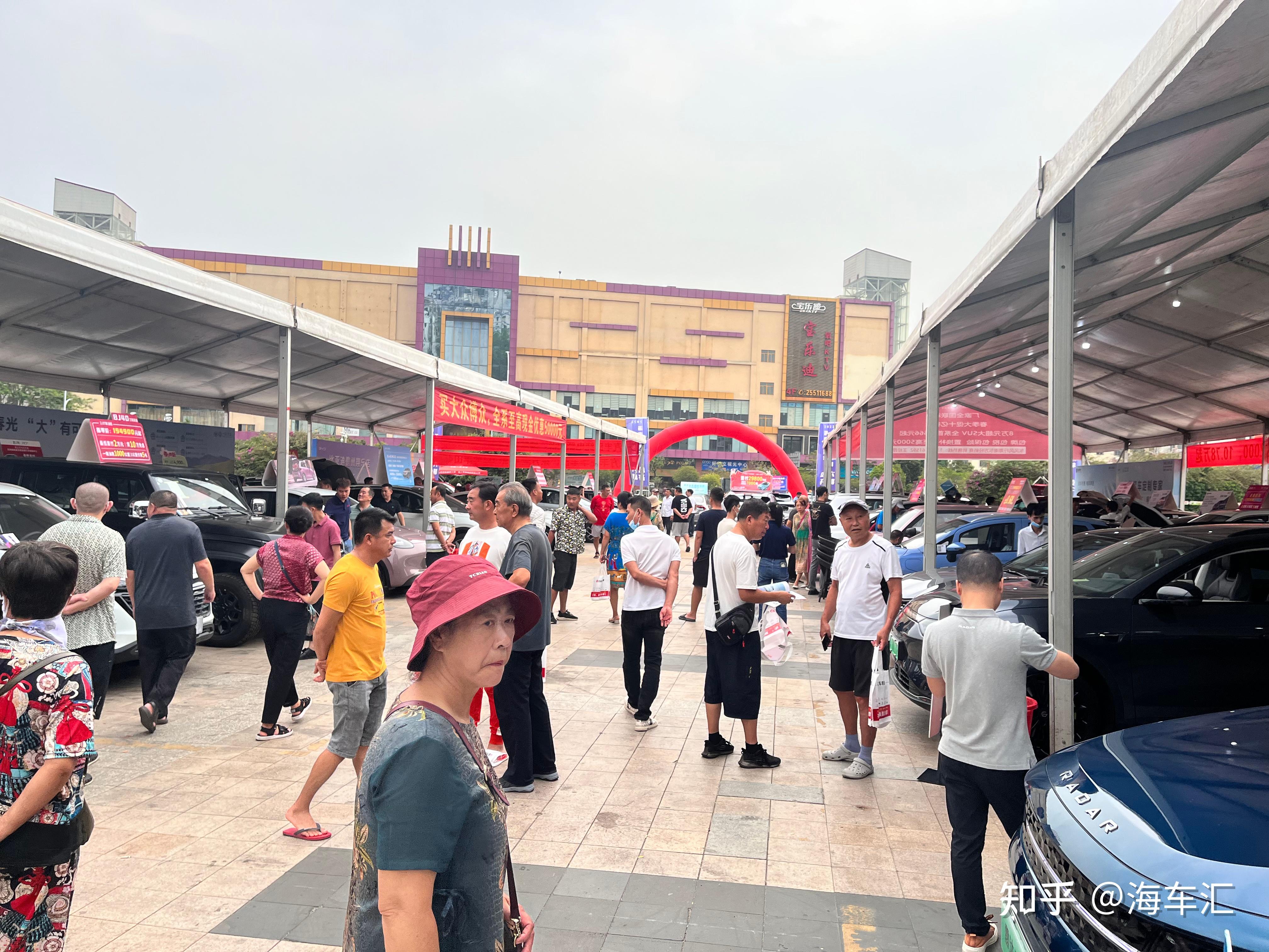 4月14日,东方市体育馆广场有大型车展举办,多品牌齐聚,购车有优惠