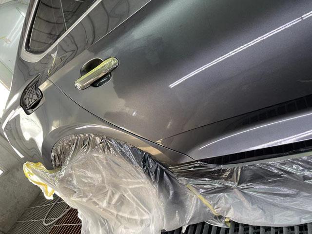 汽车金属漆补漆一个面多少钱?