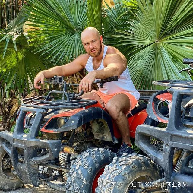 把"人偶娃娃"娶回家?这种听起来匪夷所思的事情,yuri tolochko却做了.