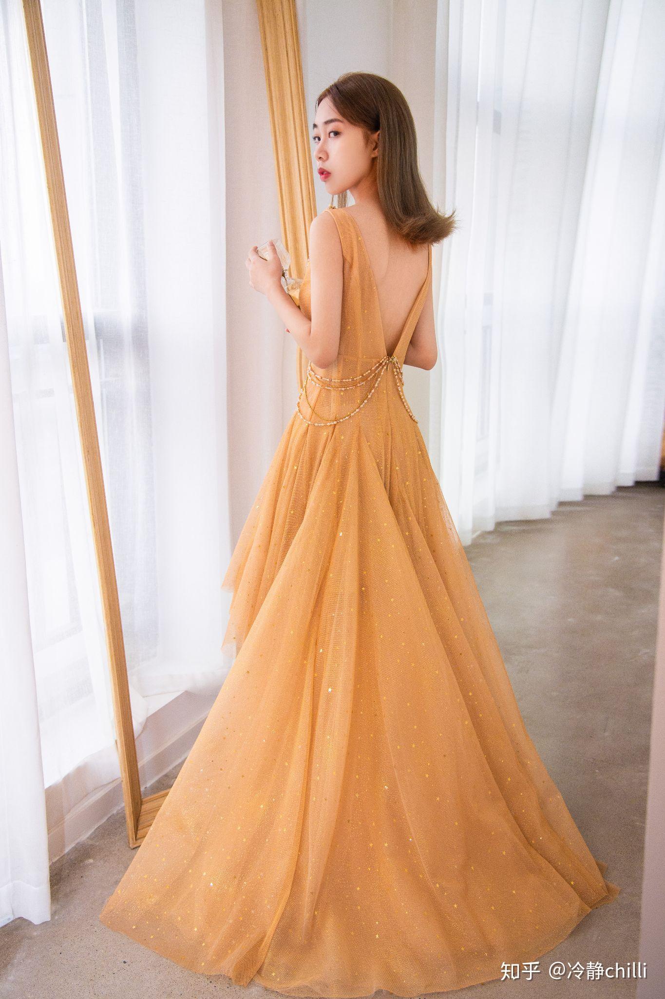 穿着露背的派对礼服要如何才能看起来性感迷人?