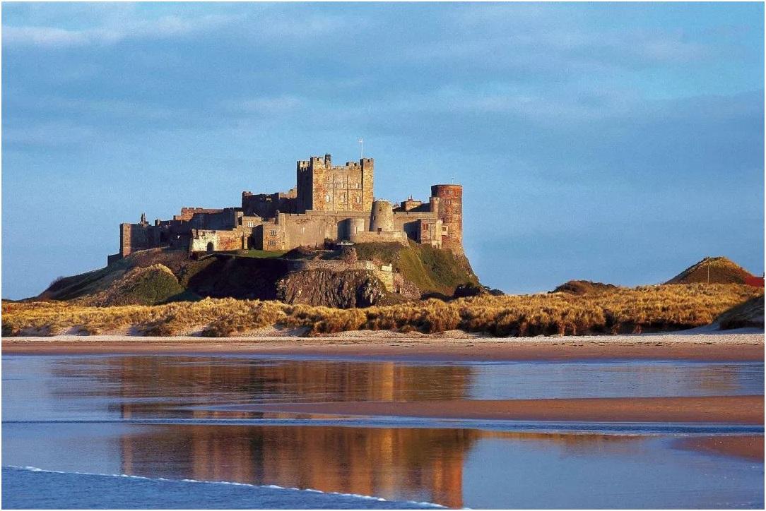 是一座海滨小镇,其巴姆尔格城堡(bamburgh castle)为玫瑰村庄蒙上了一