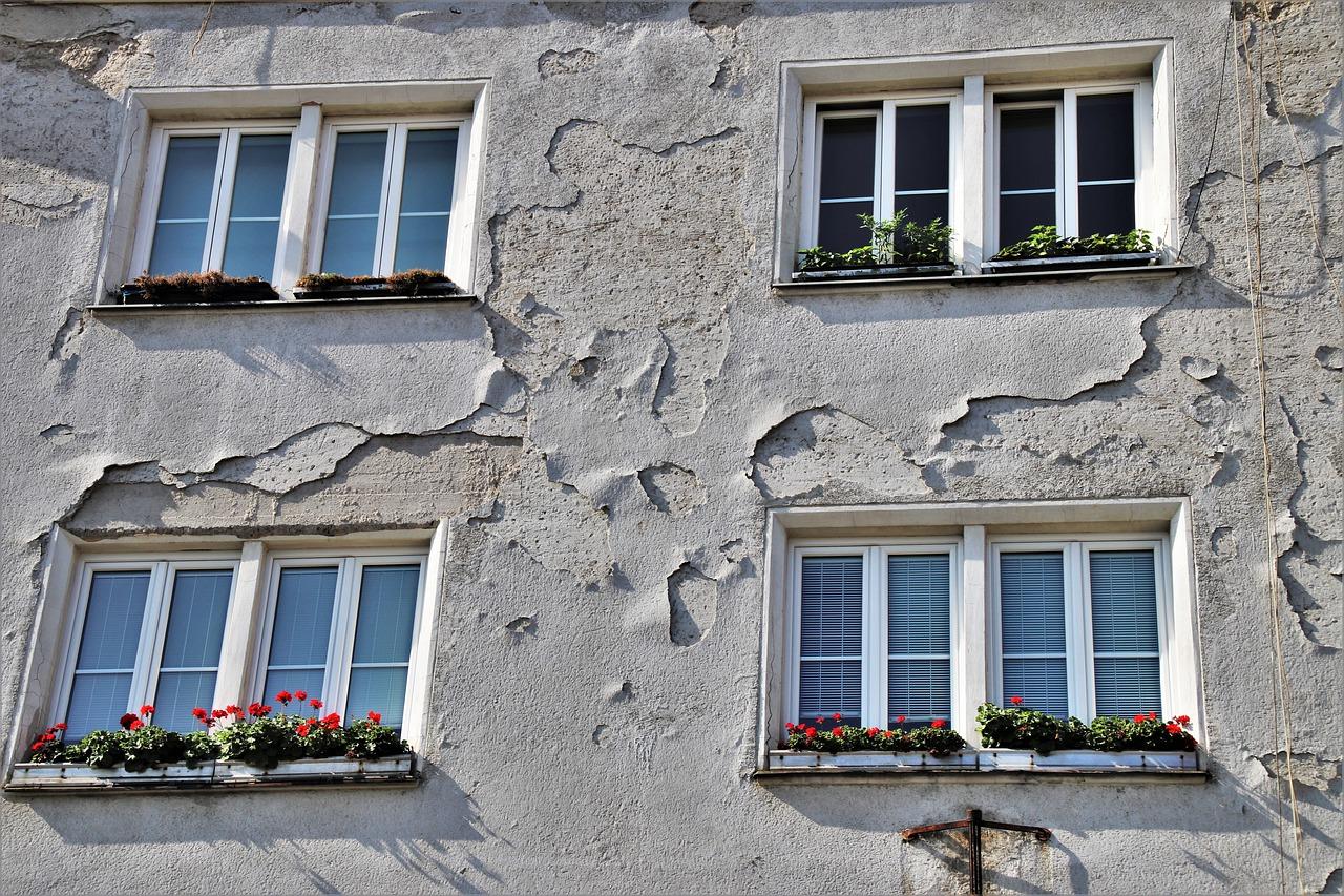 4. 铺贴墙裙技巧