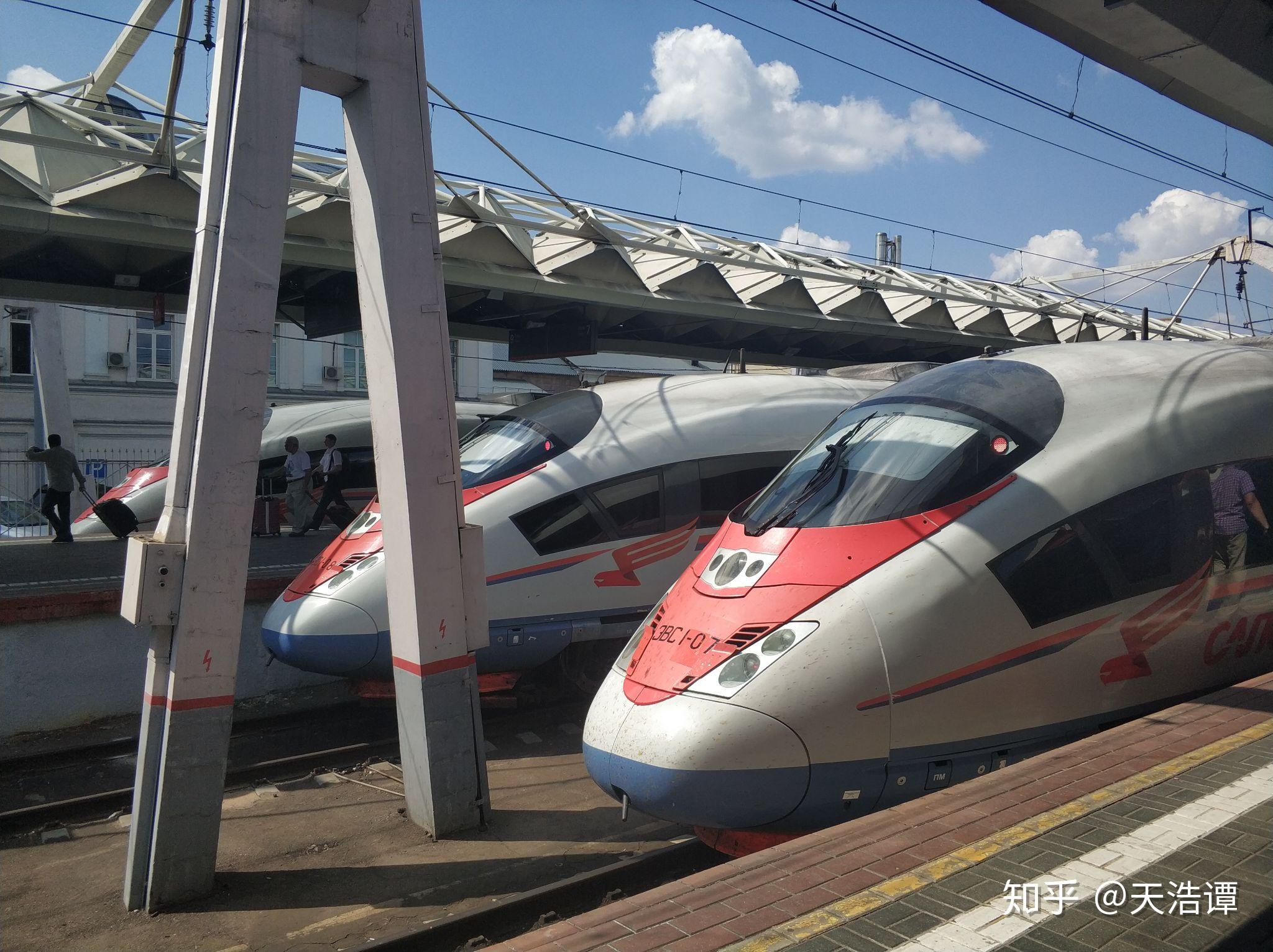 于2009年开通了从莫斯科到圣彼得堡的游隼号动车组列车(250km/h),时