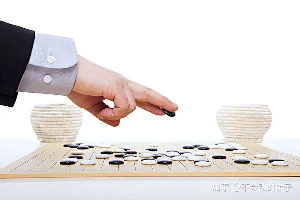 为什么围棋落子要用两个手指夹着不能像拿瓜子一样捏着