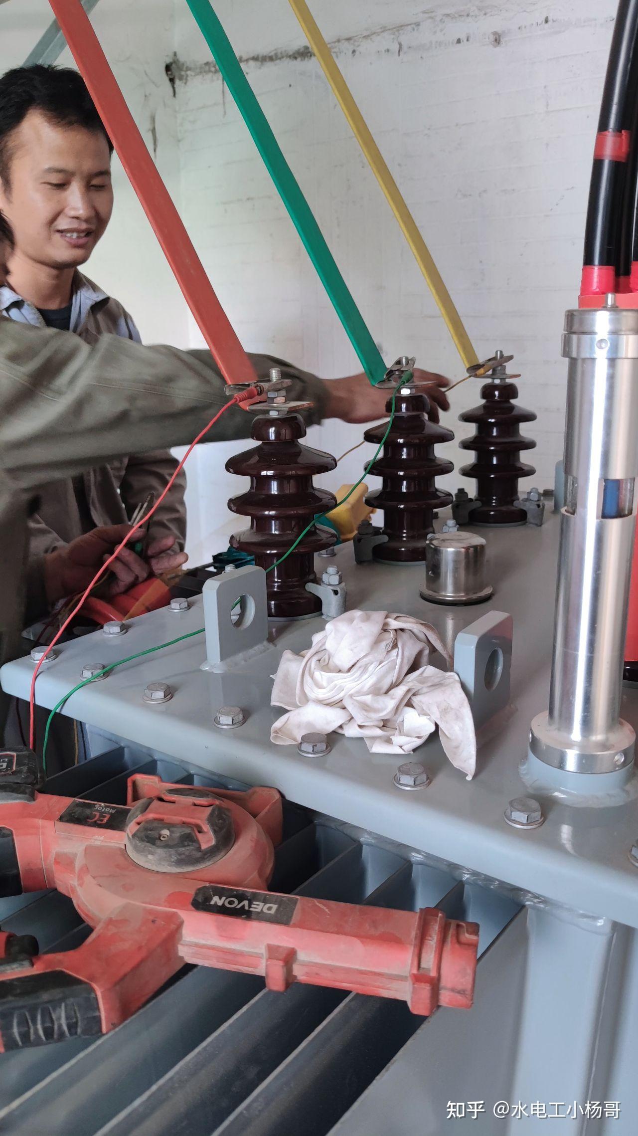 说我们这个变压器啊,高压房或者这个低压出线柜这些,还有呢,就是绝缘