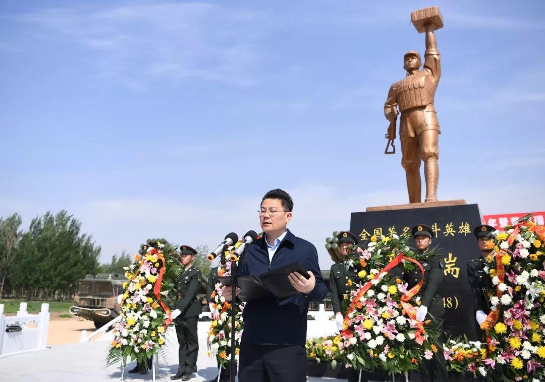 他手举炸药包,成为一座灯塔