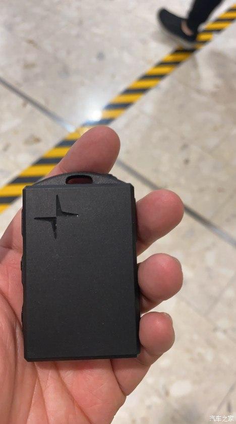 上一张车钥匙,同样很简洁,小巧玲珑来形容它很合适.