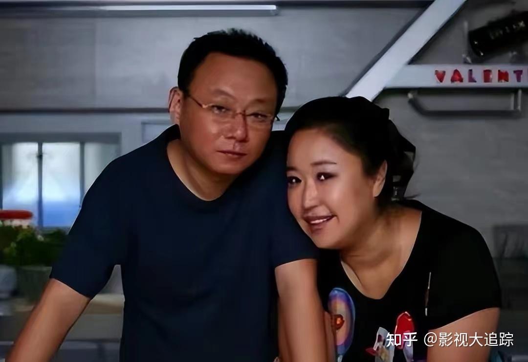 54岁知名喜剧演员邵峰罕露面满脸皱纹挺大肚街头与人争执表情严肃