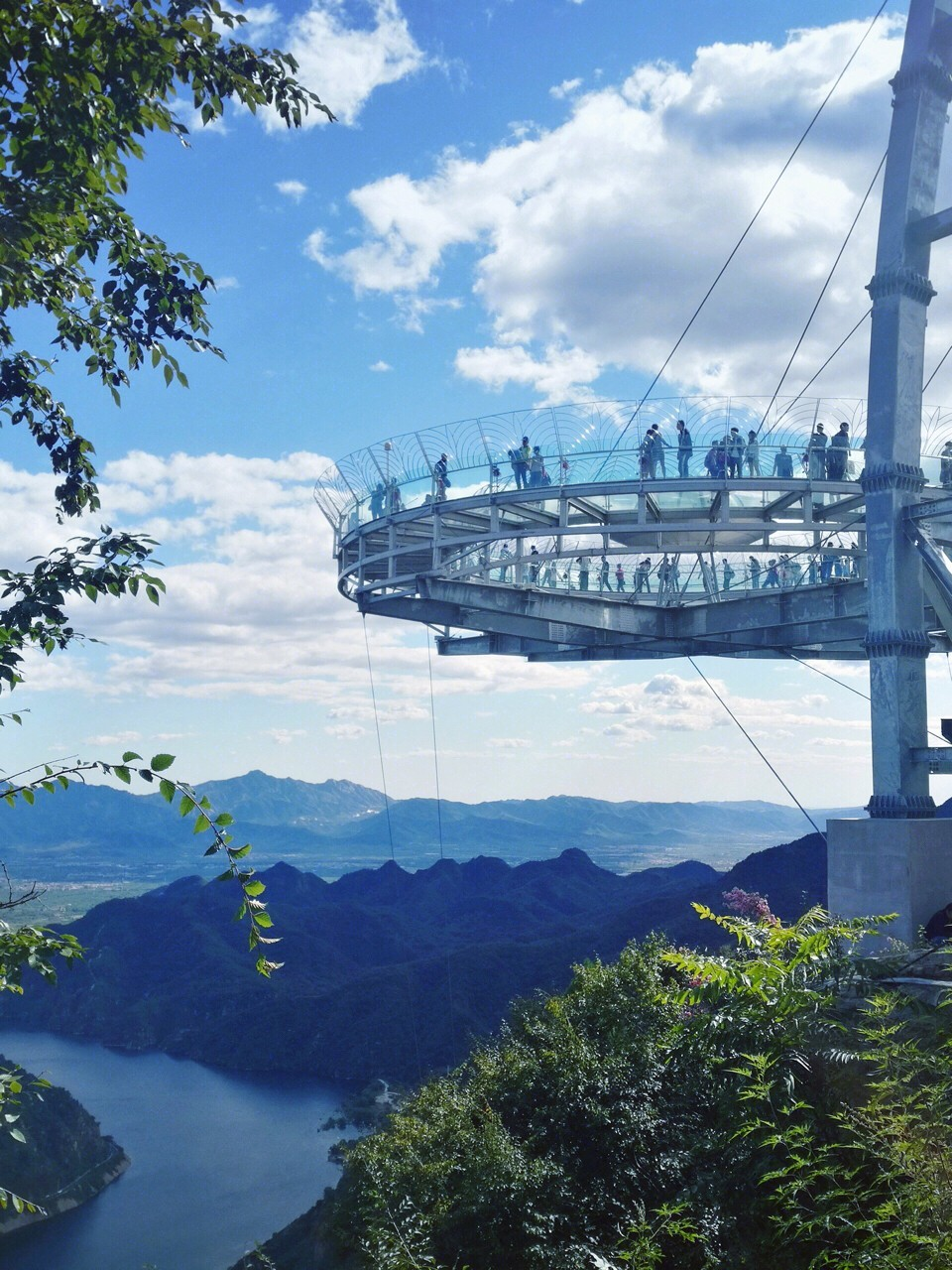 石林峡玻璃观景台,坐落石林峡景区主峰之巅.