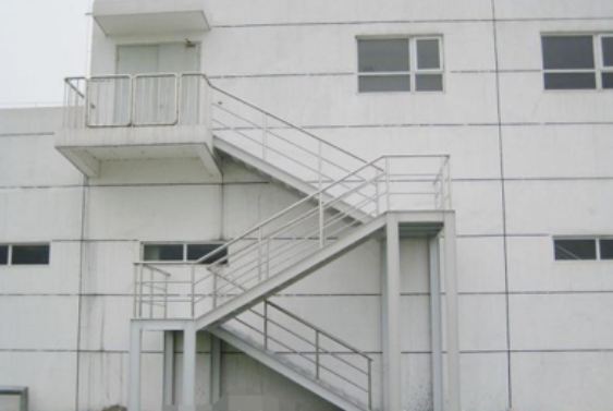室外楼梯:室外楼梯应并入所依附建筑物自然层,并应按其水平投影面积的