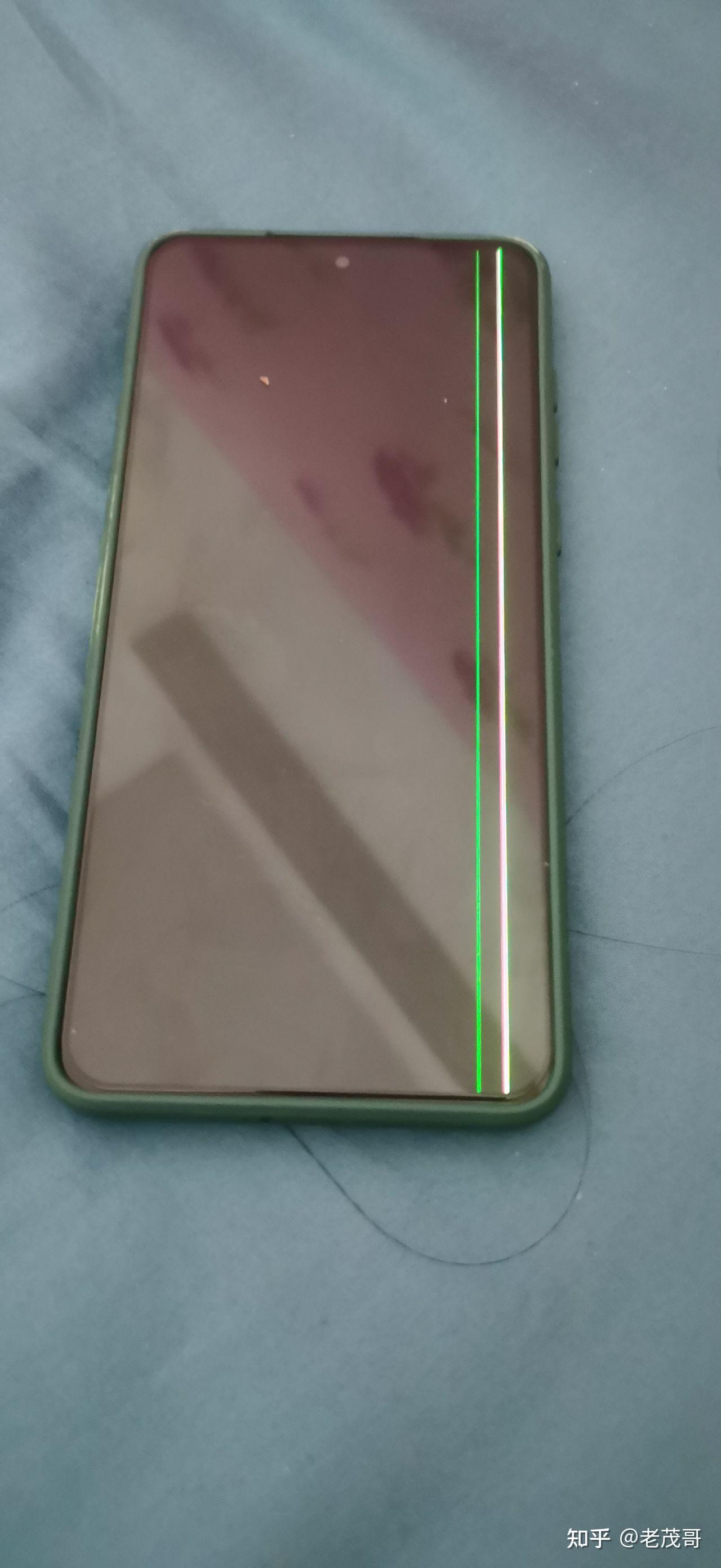 请问mate50屏幕出现这样的绿色斜条纹正常吗