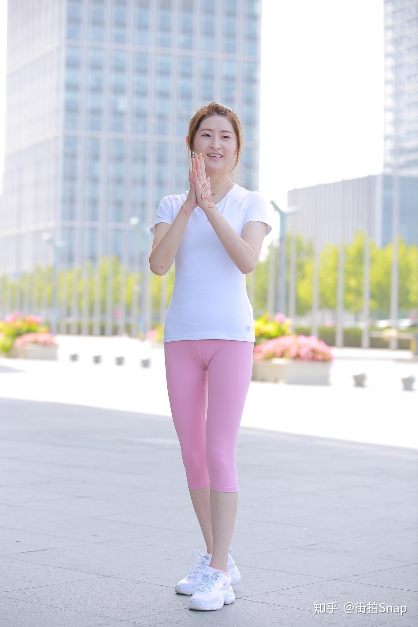 街拍一个健美裤美女