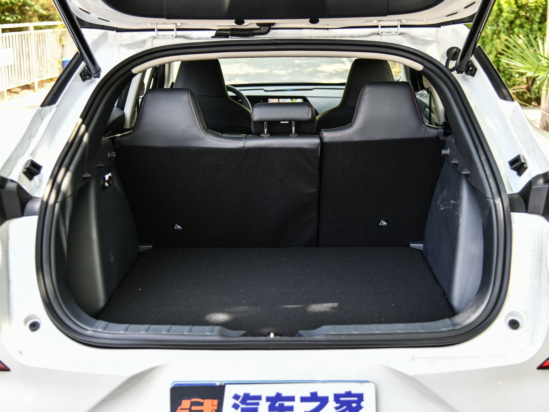 长安uni-t车型的后备箱内部较为规整,而且全系标配后排座椅放倒功能